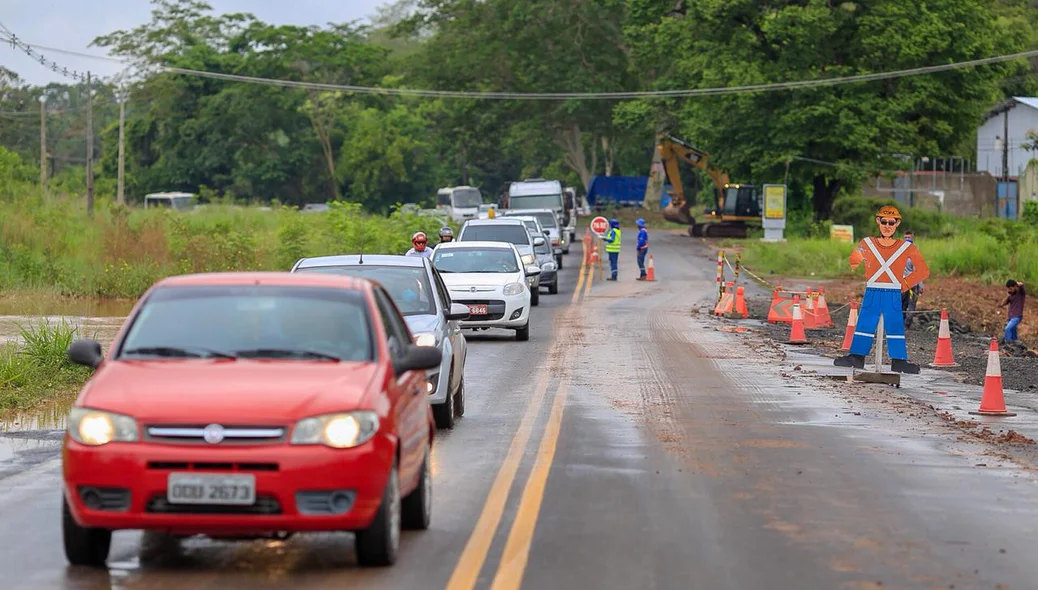 Os veículos podem passar apenas por um lado da pista