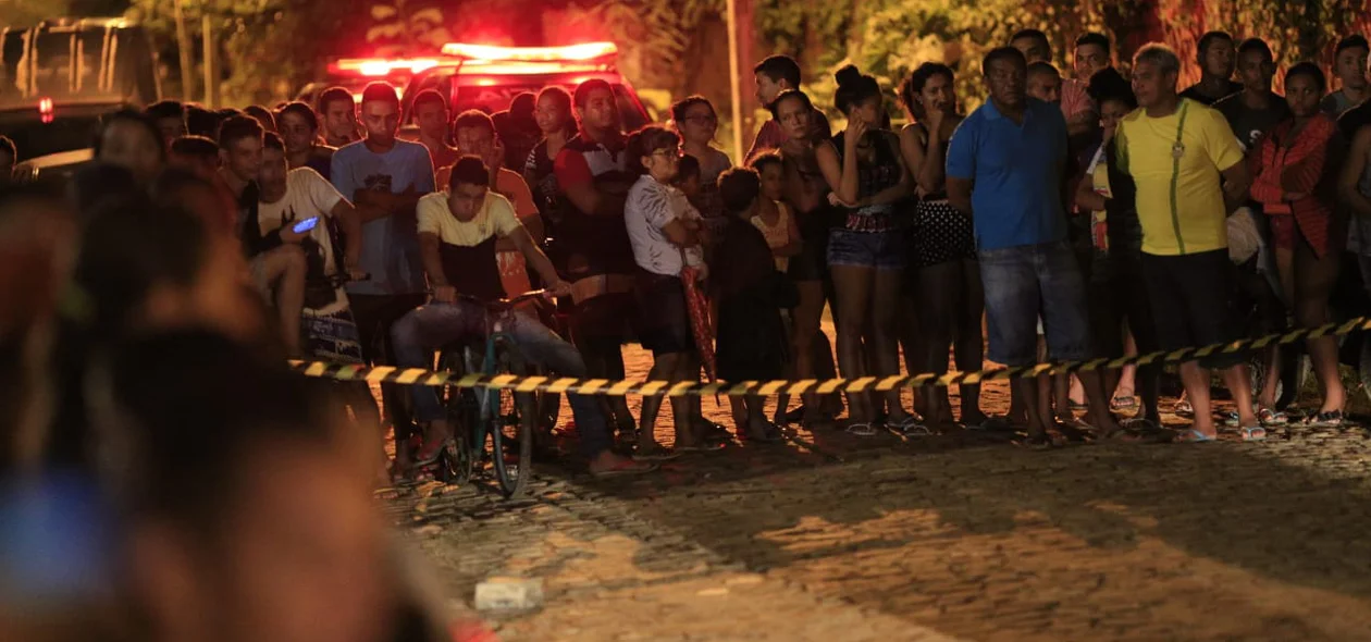 Populares acompanham o trabalho da perícia