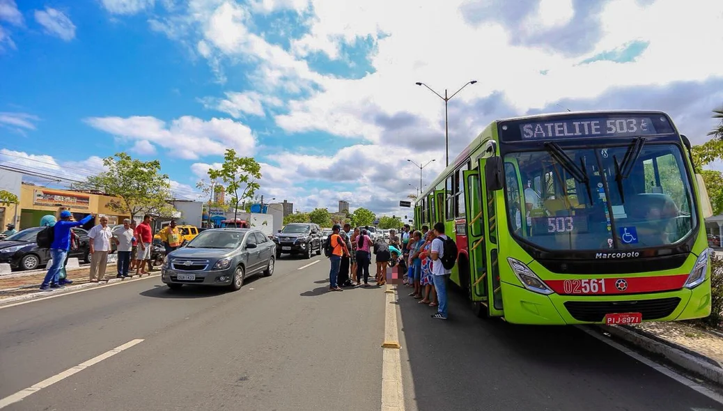 A idosa foi colhida pelo ônibus ao atravessar fora da faixa de pedestre
