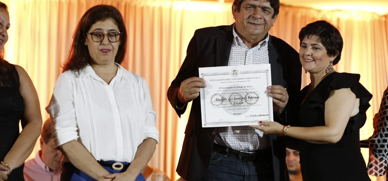 Adeodato Ari recebe homnagem
