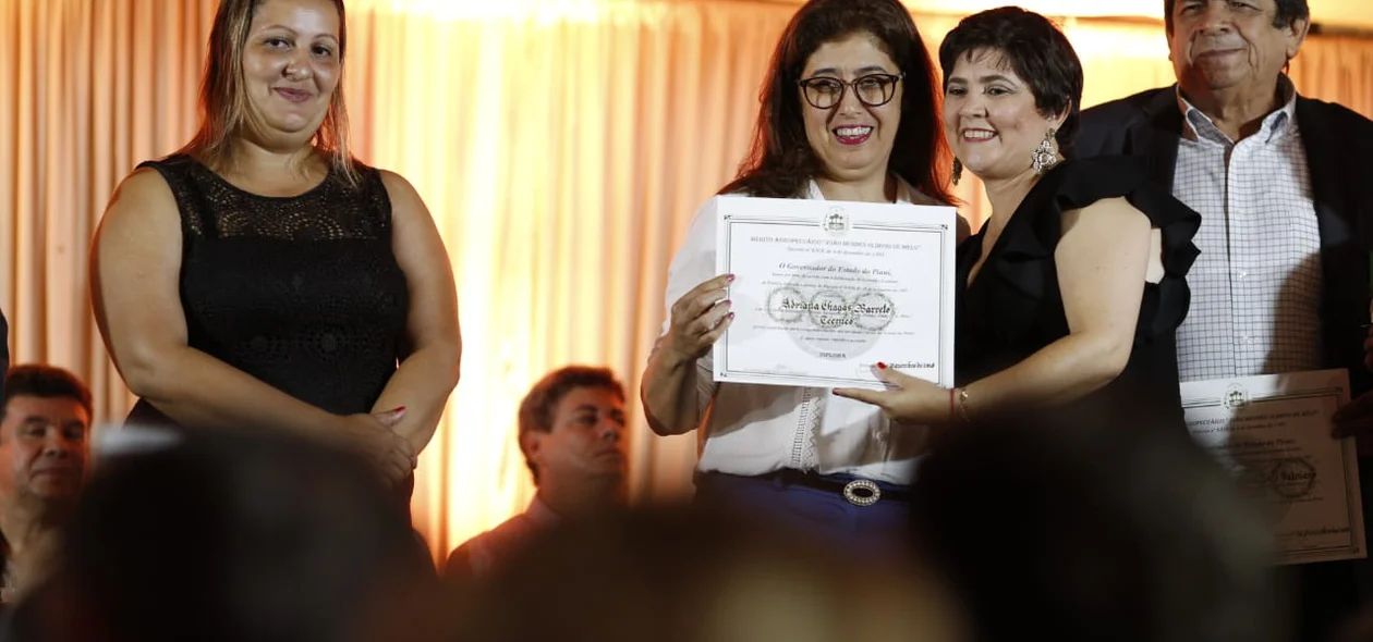 Adriana Chagas recebe homenagem