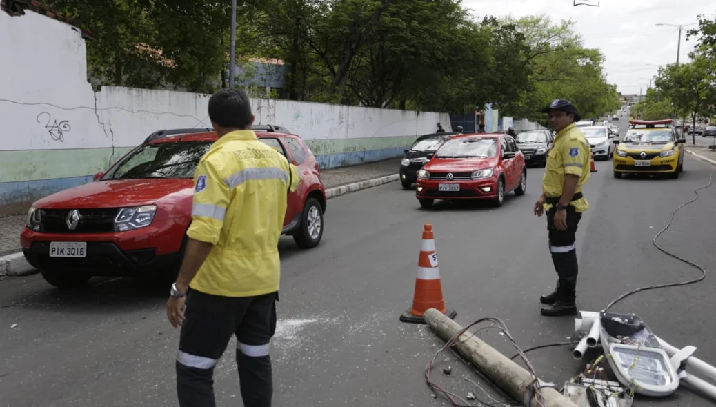 Agentes da Strans organizam o trânsito