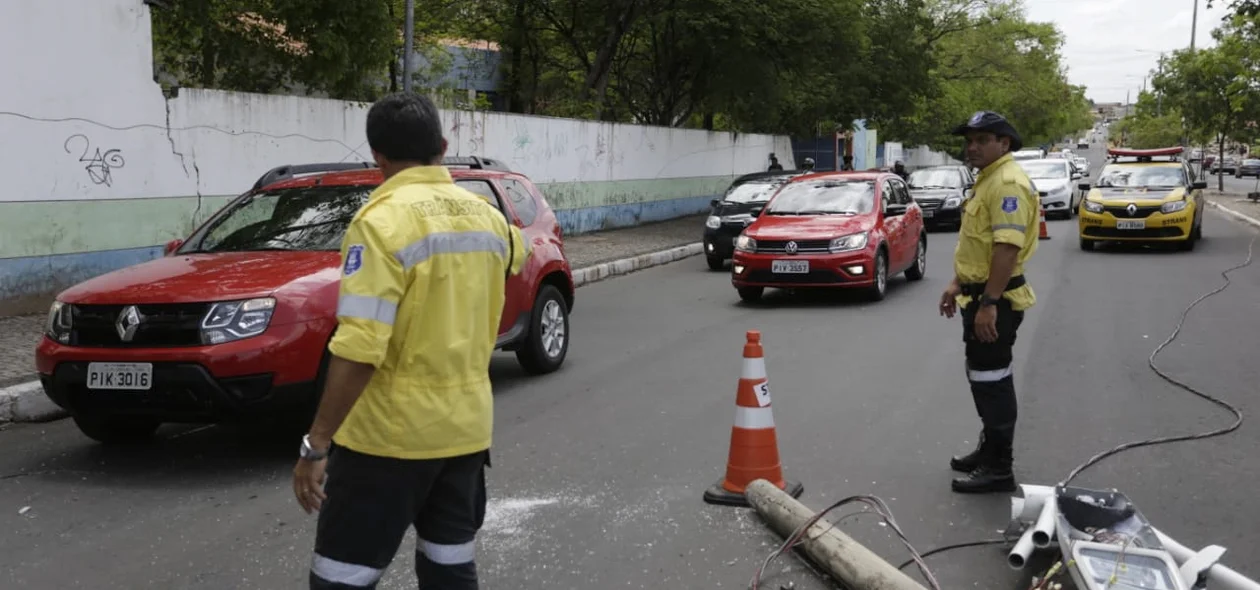Agentes da Strans organizam o trânsito