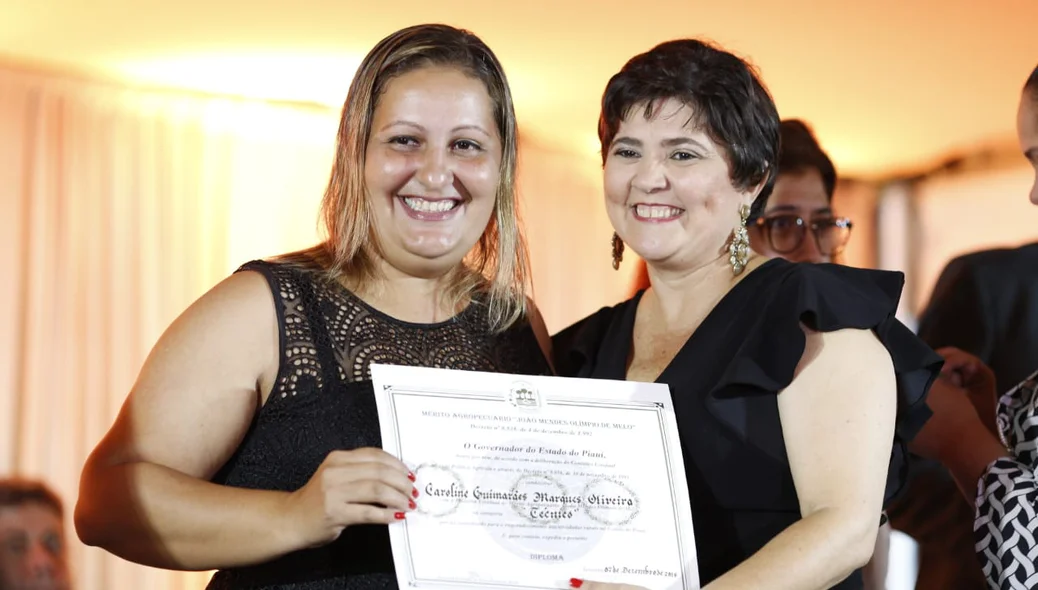 Caroline Guimarães recebendo homenagem