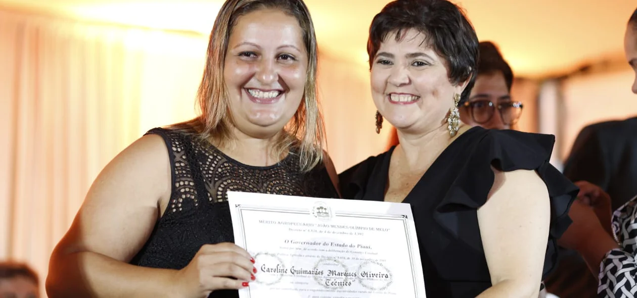 Caroline Guimarães recebendo homenagem