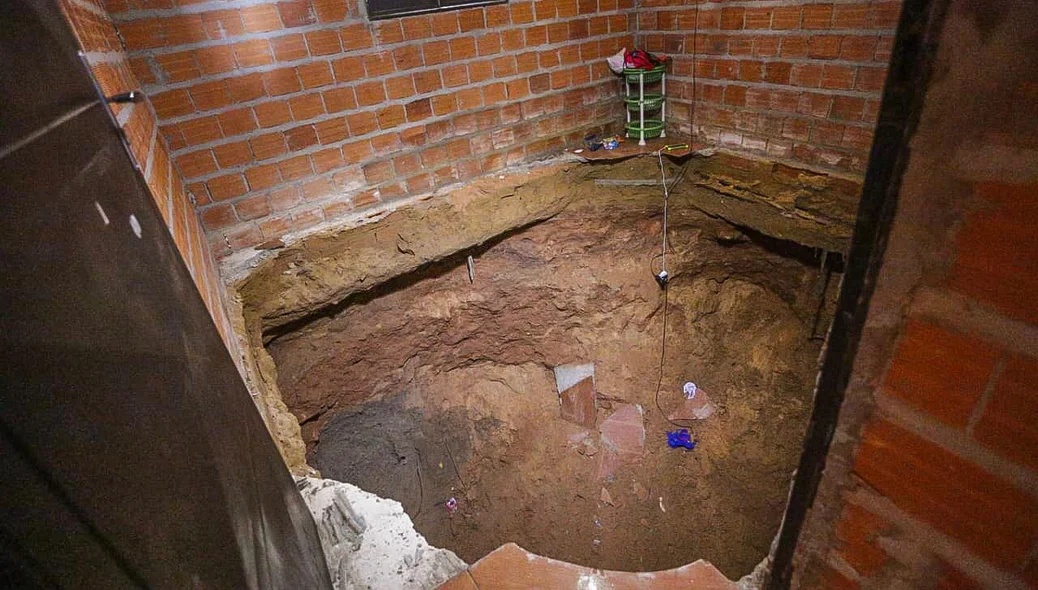 Cratera no bairro Água Mineral