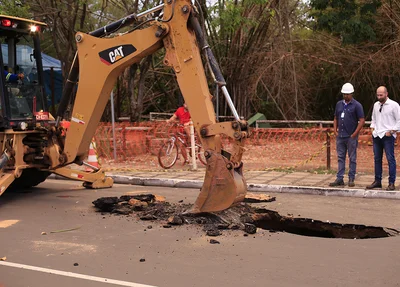  Cratera se abre na Avenida Raul Lopes