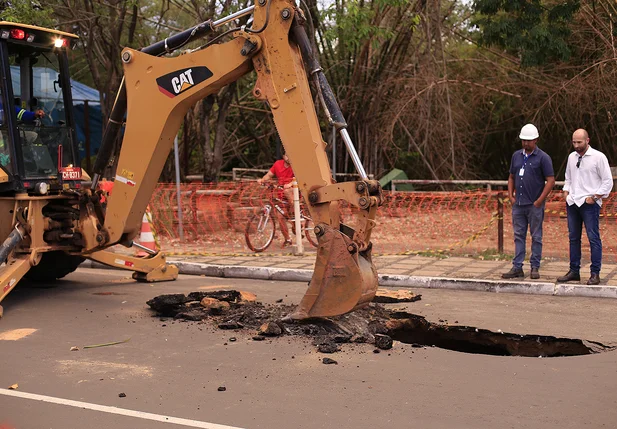  Cratera se abre na Avenida Raul Lopes