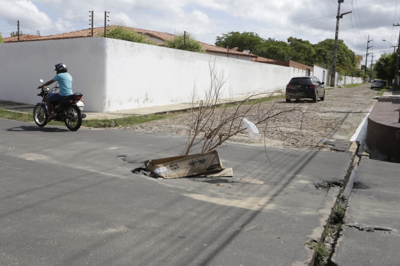 Cruzamento da Rua Vereador Edmundo Genuíno de Oliveira com a Breno Pinheiro