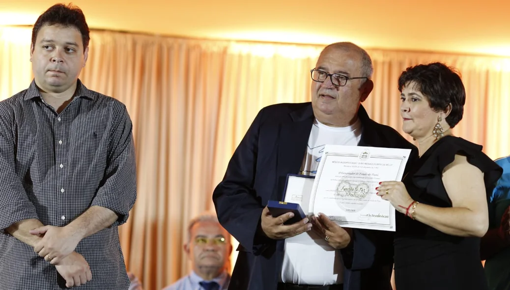 Entrega de medalha ao representante da Fazenda da Paz