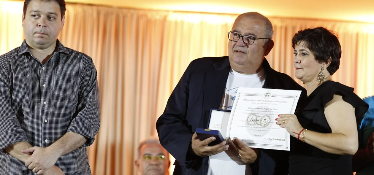 Entrega de medalha ao representante da Fazenda da Paz