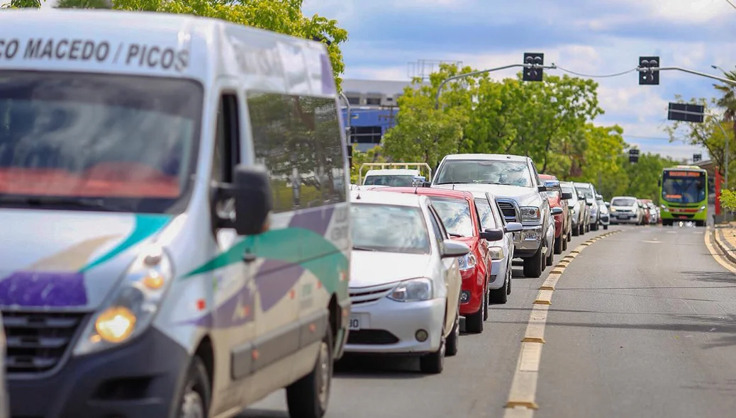 O acidente causou um engarrafamento na avenida João XXIII