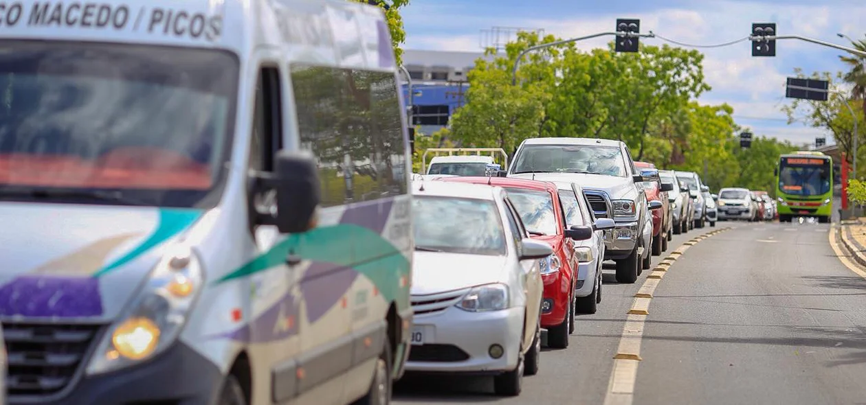 O acidente causou um engarrafamento na avenida João XXIII