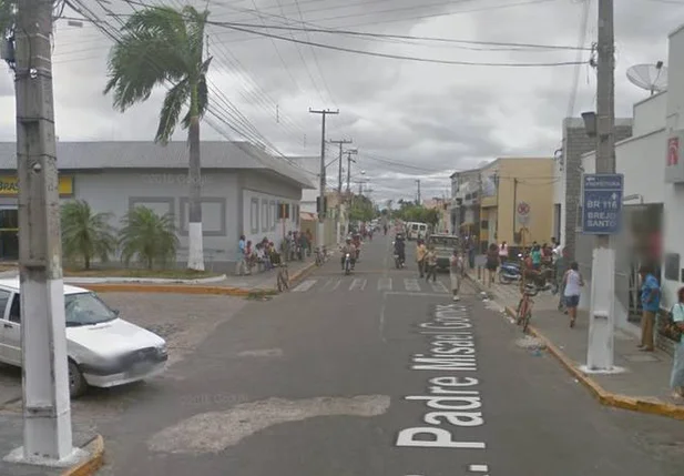 Rua onde aconteceu a tentativa de assalto a banco