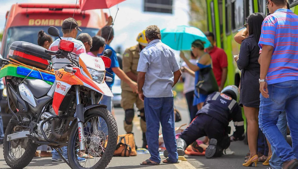 Samu realiza os primeiros socorros