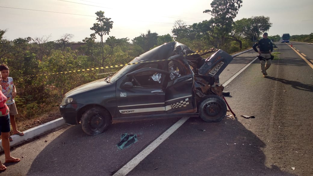 Carro fica destruído após acidente na BR-343