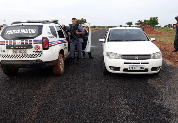 O carro foi encontrado abandonado na Avenida Parnarama
