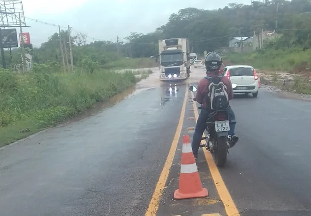 Trecho da BR 343 volta a alagar