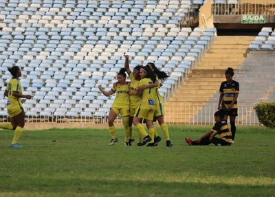 Atletas do Tiradentes comemoram um dos três gols