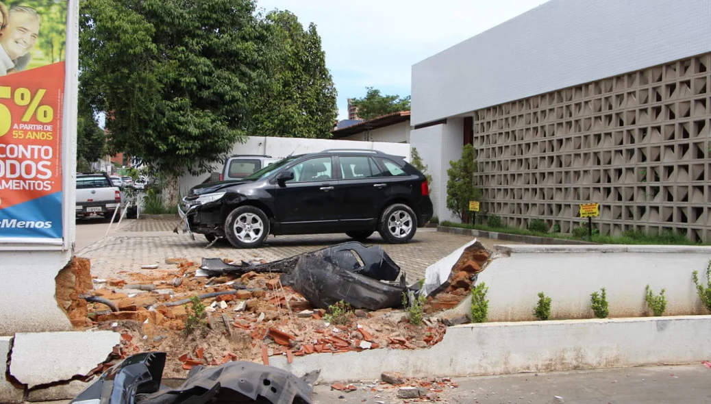 Carro da idosa ficou bastante danificado 