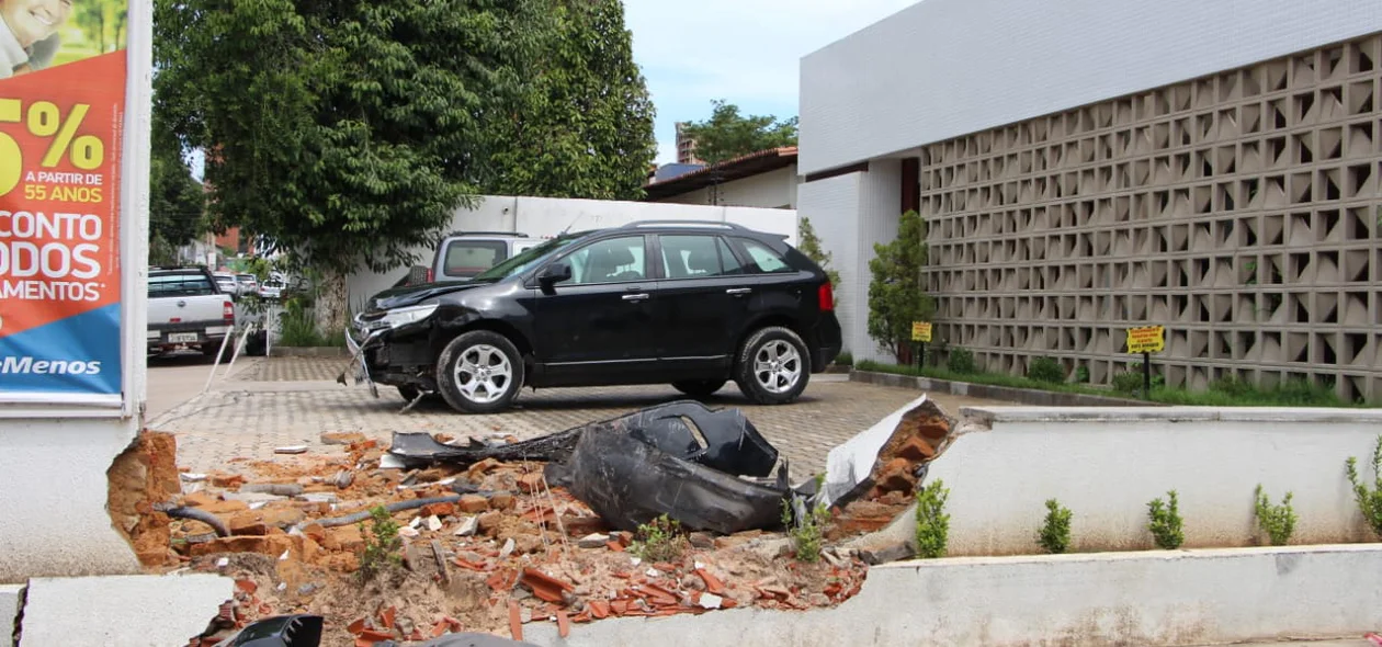 Carro da idosa ficou bastante danificado 