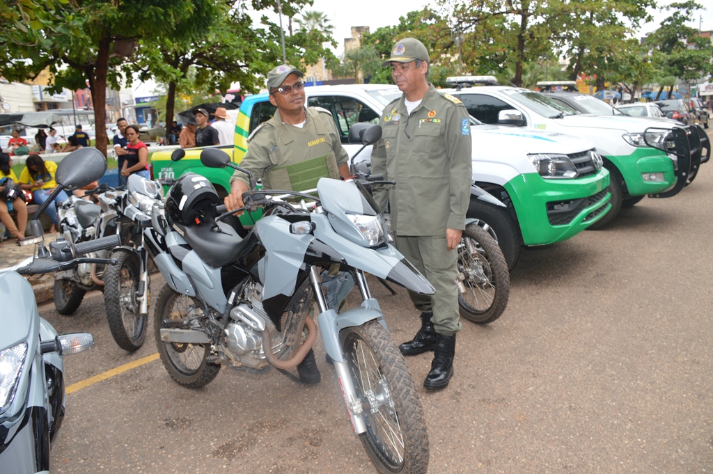 Comandante da PM entrega chave das motocicletas