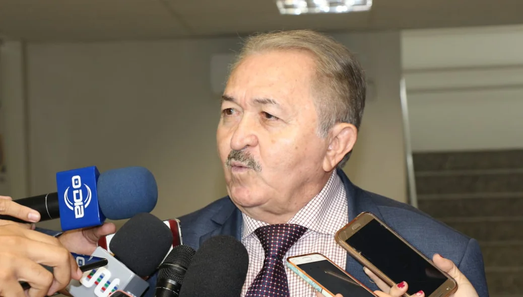 Desembargador Edvaldo Moura em solenidade no novo Fórum de Teresina