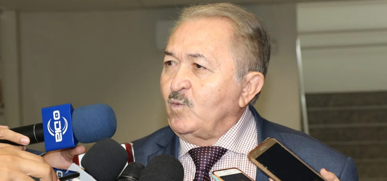 Desembargador Edvaldo Moura em solenidade no novo Fórum de Teresina