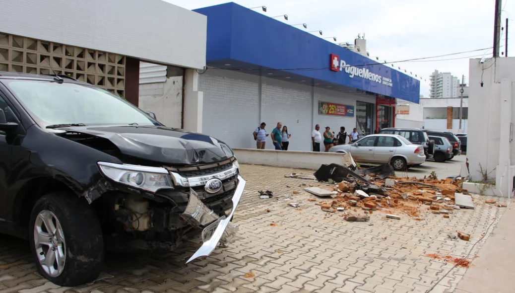 Mureta da farmácia Pague Menos ficou destruída 
