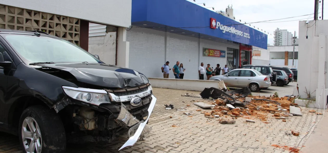 Mureta da farmácia Pague Menos ficou destruída 