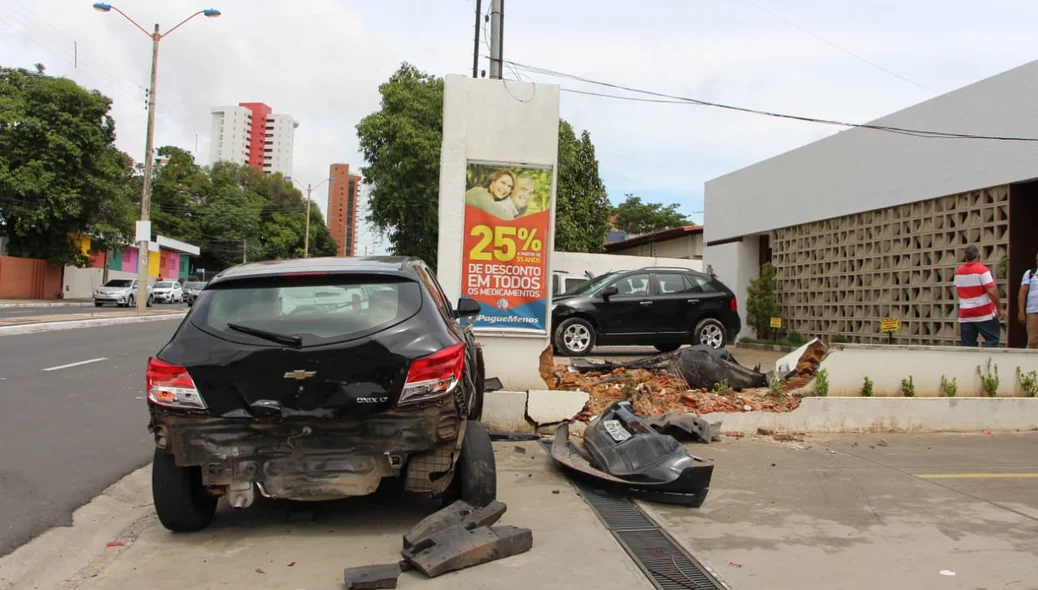 Ônix estava saindo do estacionamento quando foi atingido