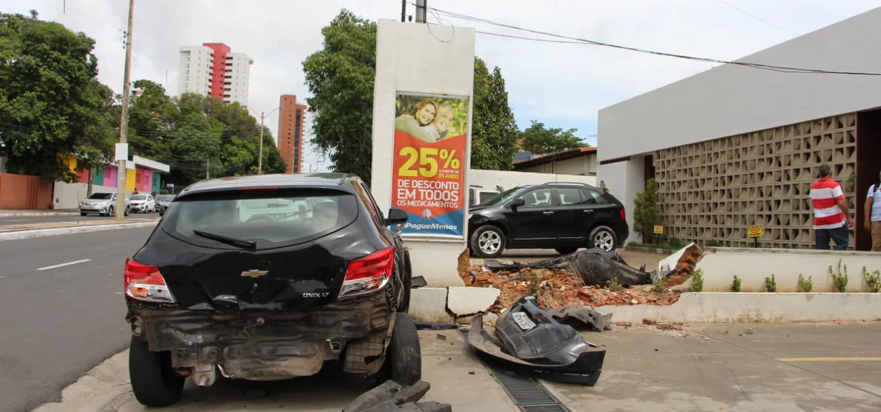 Ônix estava saindo do estacionamento quando foi atingido