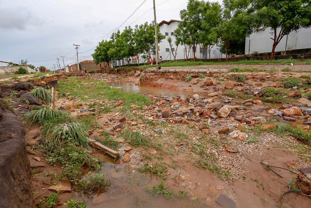 Rua destruída pela chuva no Residencial Torquato Neto