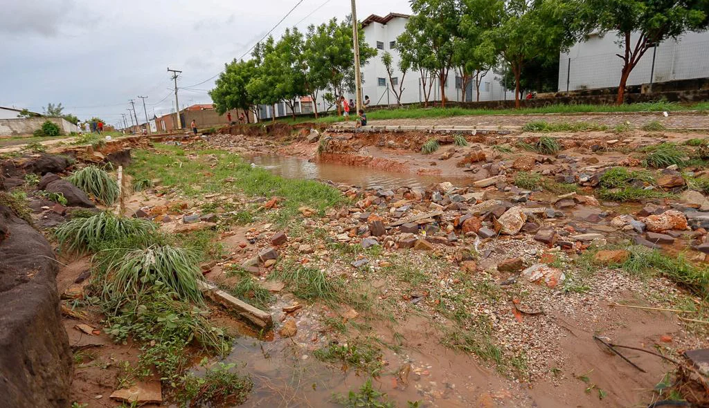 Rua destruída pela chuva no Residencial Torquato Neto