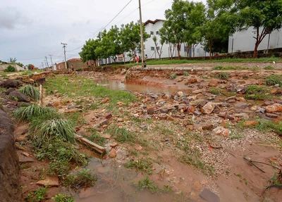 Rua destruída pela chuva no Residencial Torquato Neto