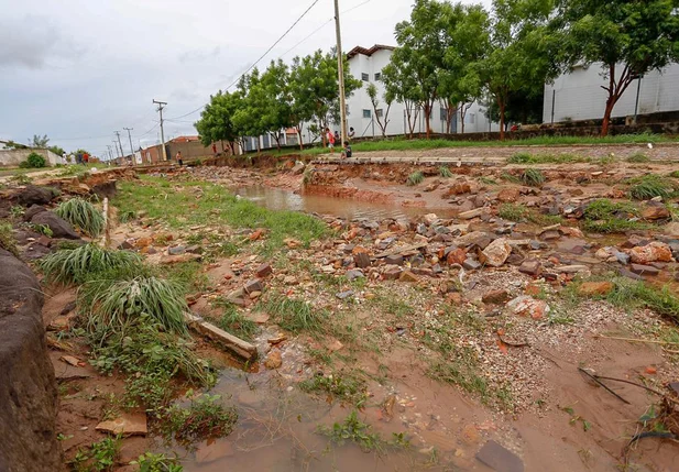 Rua destruída pela chuva no Residencial Torquato Neto