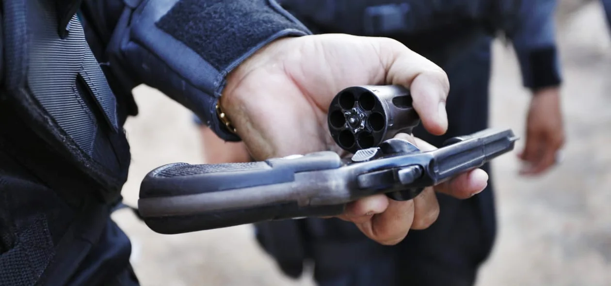 Arma encontrada com acusados