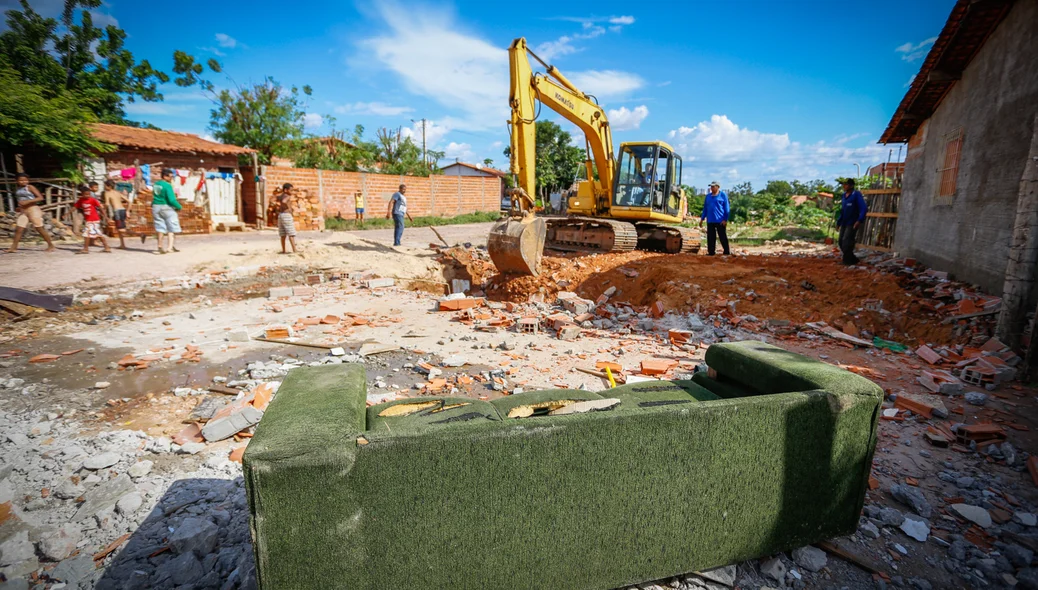Casa engolida por cratera é demolida na zona Norte de Teresina 