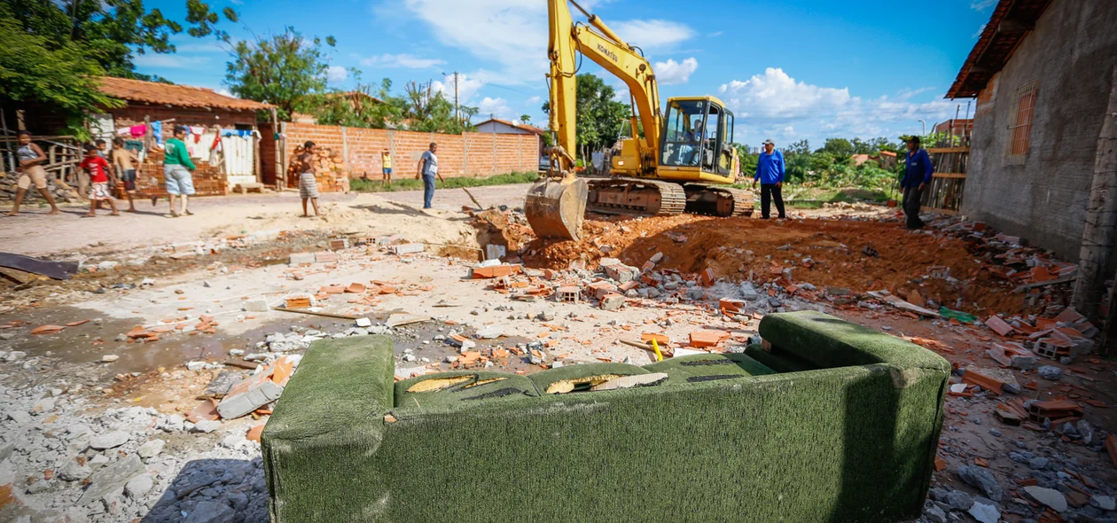 Casa engolida por cratera é demolida na zona Norte de Teresina 