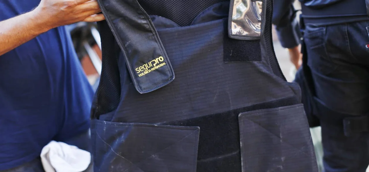 Colete de segurança encontrado com acusados