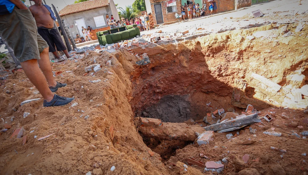 Cratera no bairro Água Mineral  