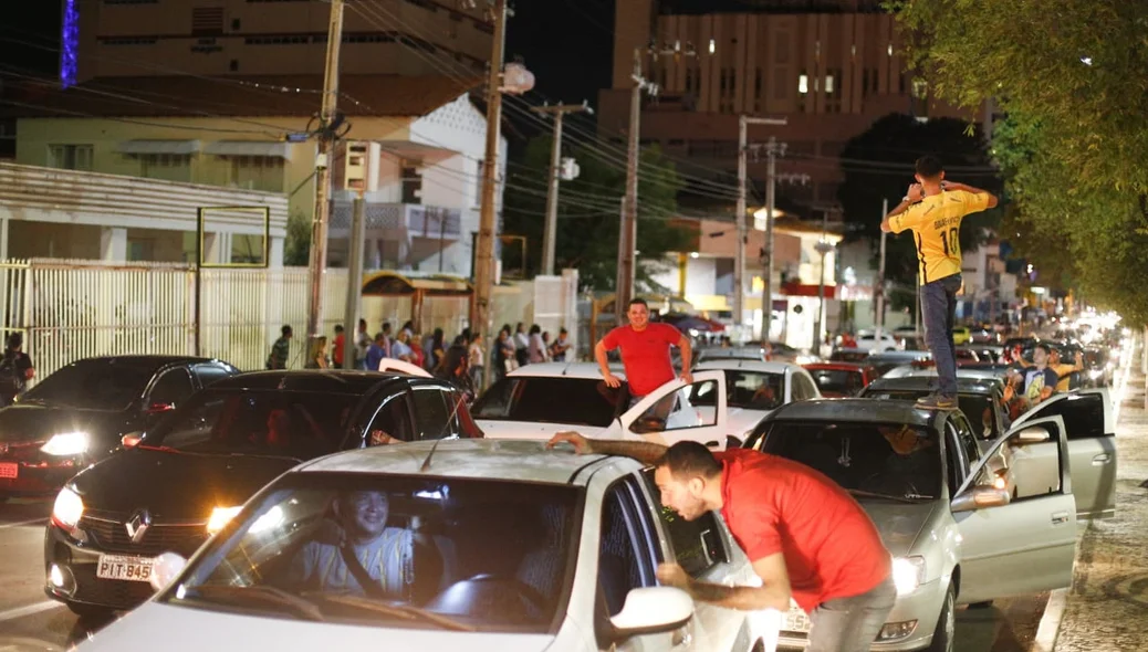 Manifestação de motoristas ocorreu na avenida Frei Serafim