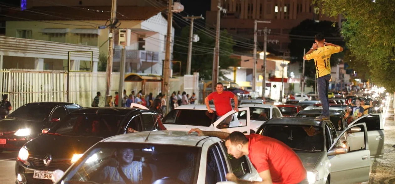 Manifestação de motoristas ocorreu na avenida Frei Serafim