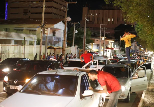 Manifestação de motoristas ocorreu na avenida Frei Serafim