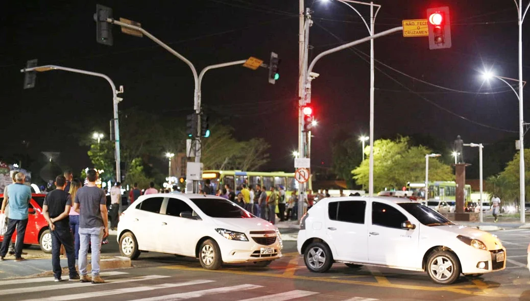 Manifestantes impediram a passagem de veículos na Avenida Frei Serafim