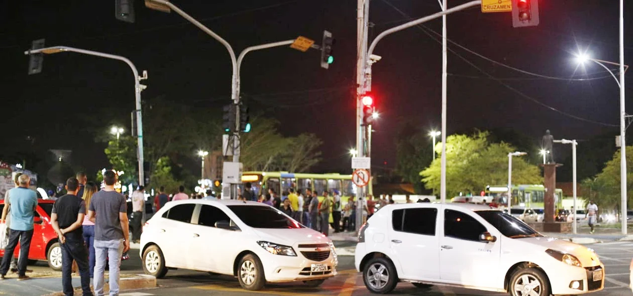 Manifestantes impediram a passagem de veículos na Avenida Frei Serafim