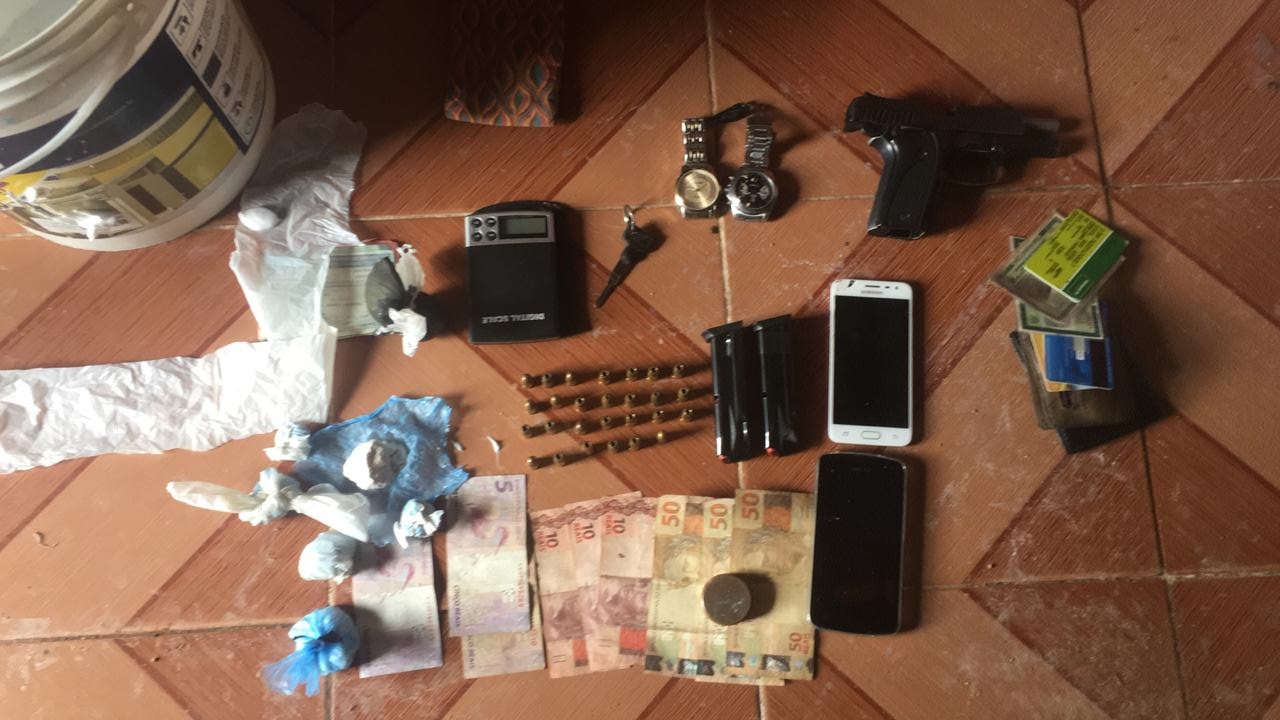 Material apreendido em boca de fumo no Conjunto Murilo Resende 