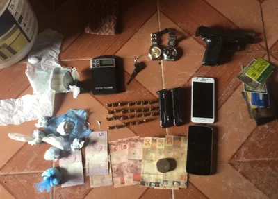 Material apreendido em boca de fumo no Conjunto Murilo Resende 