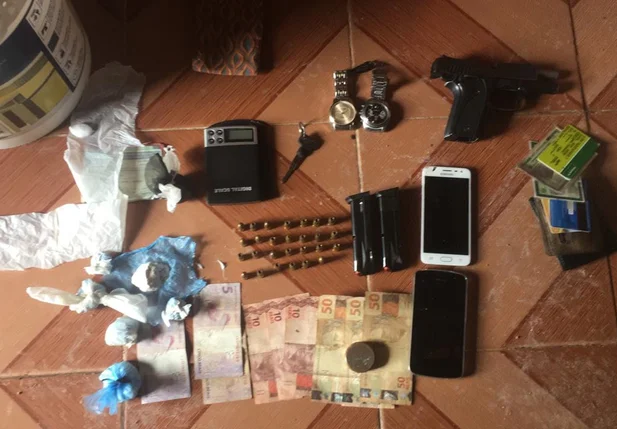 Material apreendido em boca de fumo no Conjunto Murilo Resende 