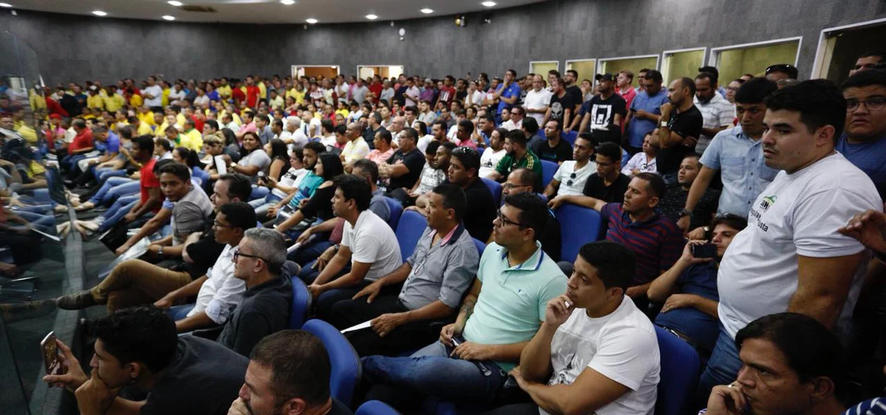 Motoristas de aplicativos estão na Câmara Municipal de Teresina 